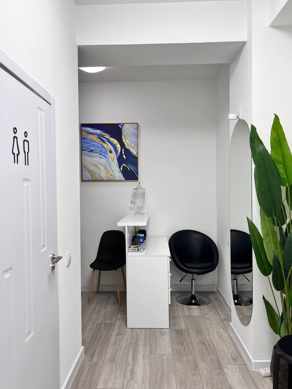 Vake Lasers reception corner with mirror and chairs